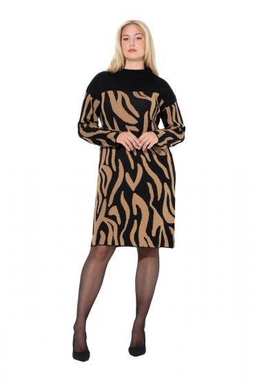 Ulla Popken 845378 Djurmönstrad stickad klänning Beige - Aftonklänningar - Aftonklänningar för dam i stora storlekar