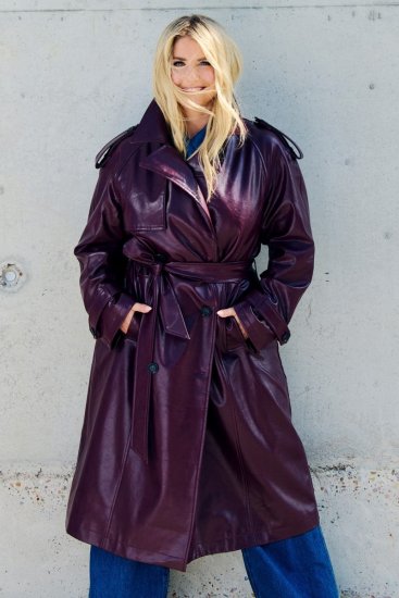 Ulla Popken 855617 Trenchcoat i skinnlook med knytskärp Vinröd - Kappor - Kappor i stora storlekar