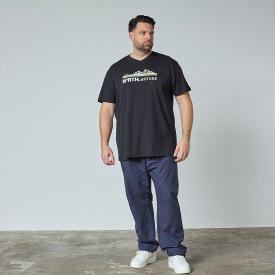 North Latitude Mountain T-Shirt V-Neck Svart - TALL T-shirts - T-Shirts för Långa Män