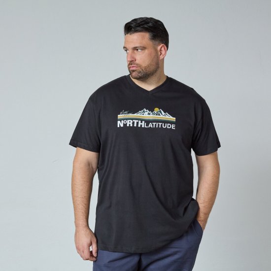 North Latitude Mountain T-Shirt V-Neck Svart - T-shirts - Stora T-shirts - 2XL-14XL