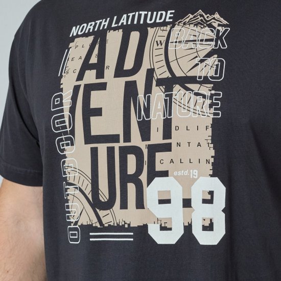 North Latitude Adventure 98 Graphic Tee Svart - T-shirts - Stora T-shirts - 2XL-14XL