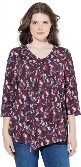 Ulla Popken Asymmetric Cowboy Boot Print Tee Dark Ruby - Tryckta T-shirts för dam i stora storlekar - 