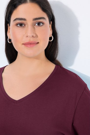 Ulla Popken Back To Basics V-Neck Relaxed Fit Cotton Tee Dark Berry - T-shirts - T-shirts för kvinnor