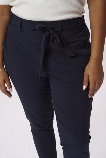 Kaffe Curve Jia Byxor med Bälte Mörk Marinblå - Jeans & Byxor i Stora Storlekar – Plus Size - 