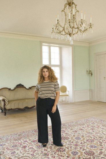 Kaffe Curve Lizzy Randig tröja Beige/Svart - Tryckta T-shirts för dam i stora storlekar - 
