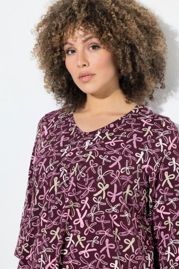 Ulla Popken Ribbon Print 3/4 Sleeve Asymmetric Tee Plum - Tryckta T-shirts för dam i stora storlekar - Tryckta t-shirts för dam
