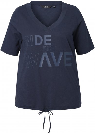 Ulla Popken Ride The Wave Short Sleeve V-Neck Graphic Tee Navy Blue - Tryckta T-shirts för dam i stora storlekar - 